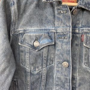 PRICE DROPPED! Levi’s Black dyed cropped trucker